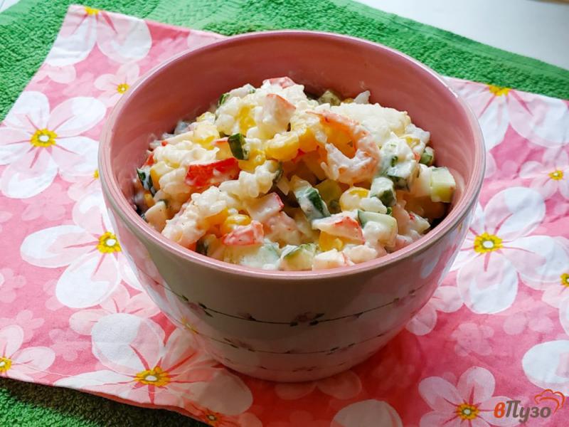 Фото приготовление рецепта: Салат с креветками и кукурузой шаг №6