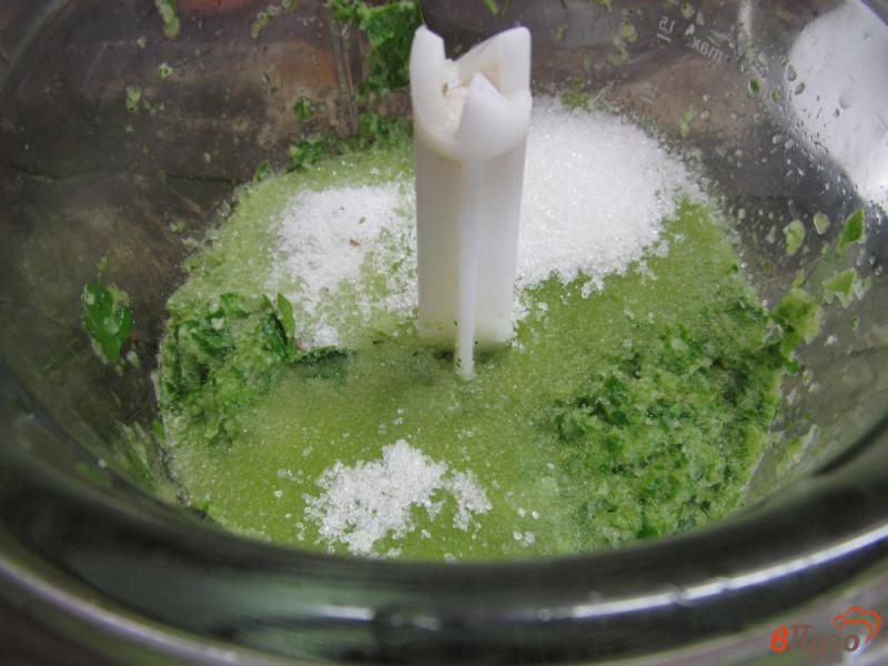 Фото приготовление рецепта: Зеленая аджика на зиму шаг №4