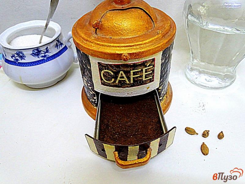 Фото приготовление рецепта: Кофе по-арабски с кардамоном шаг №2