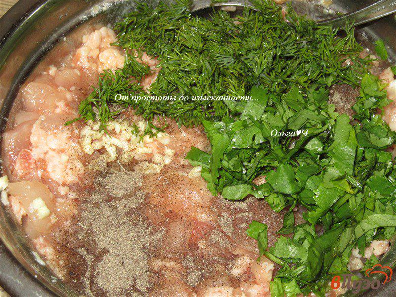 Фото приготовление рецепта: Рубленные куриные котлеты со свининой и кинзой шаг №2