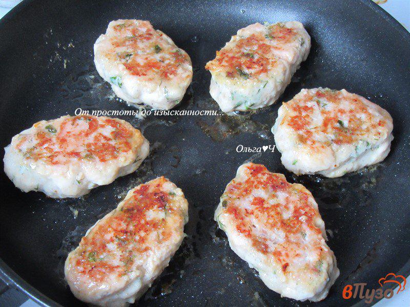Фото приготовление рецепта: Рубленные куриные котлеты со свининой и кинзой шаг №5