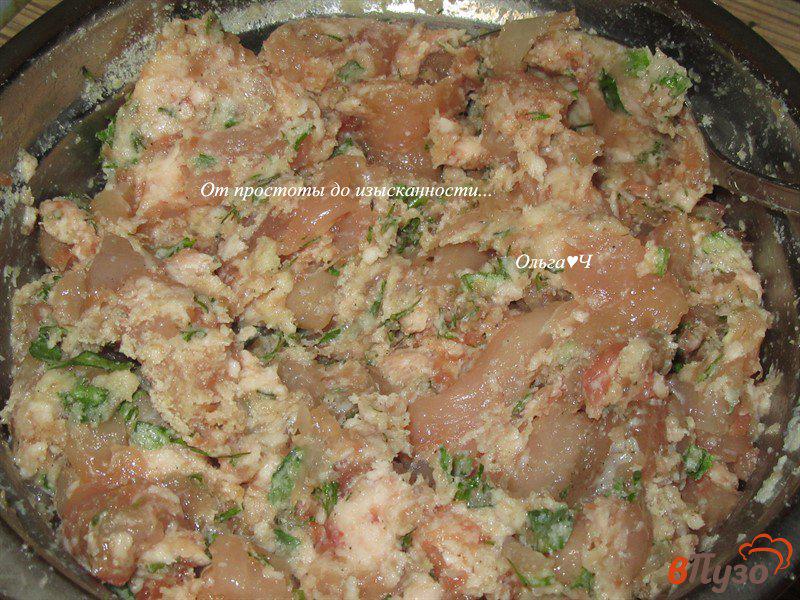 Фото приготовление рецепта: Рубленные куриные котлеты со свининой и кинзой шаг №4