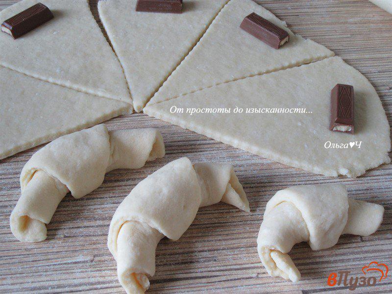 Фото приготовление рецепта: Творожные рогалики с молочным шоколадом шаг №4
