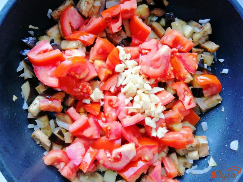 Фото приготовление рецепта: Жареные баклажаны с помидором шаг №3