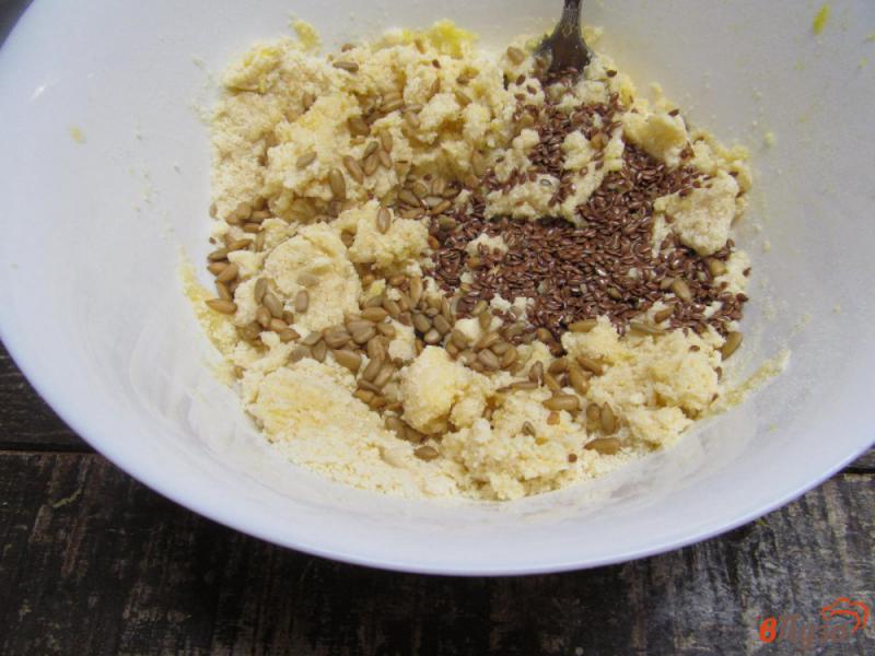 Фото приготовление рецепта: Песочное печенье с семечками шаг №3