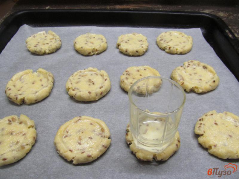 Фото приготовление рецепта: Песочное печенье с семечками шаг №4