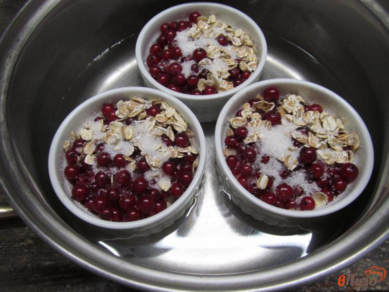 Фото приготовление рецепта: Завтрак из перловой каши с красной смородиной шаг №9