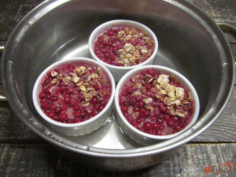 Фото приготовление рецепта: Завтрак из перловой каши с красной смородиной шаг №10