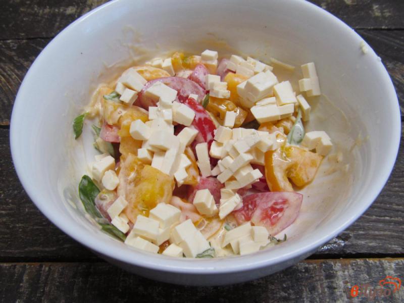 Фото приготовление рецепта: Салат из помидора с базиликом и сыром шаг №3