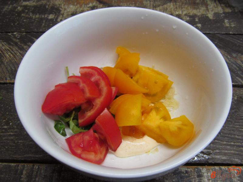 Фото приготовление рецепта: Салат из помидора с базиликом и сыром шаг №2