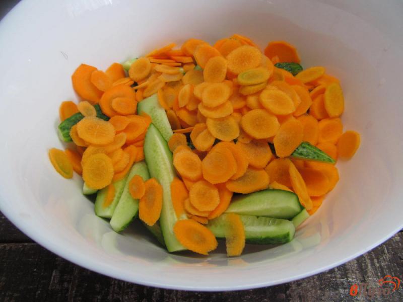 Фото приготовление рецепта: Салат из огурца с морковью на зиму шаг №2