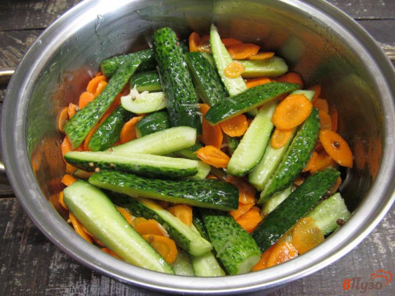 Фото приготовление рецепта: Салат из огурца с морковью на зиму шаг №4