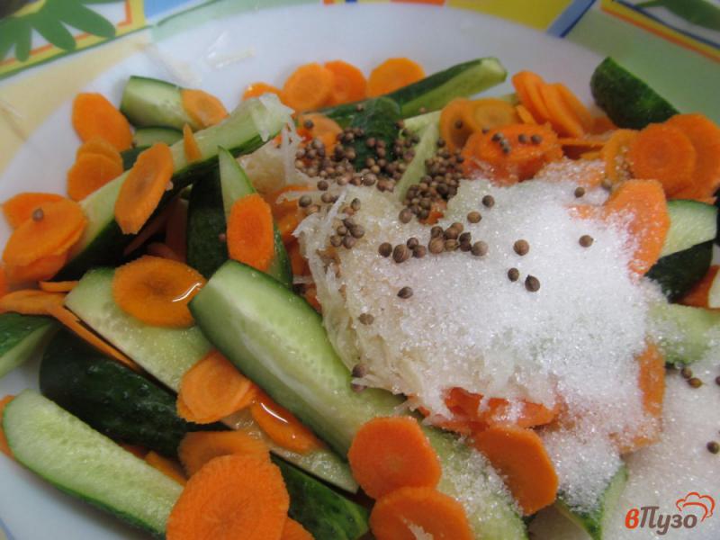 Фото приготовление рецепта: Салат из огурца с морковью на зиму шаг №3