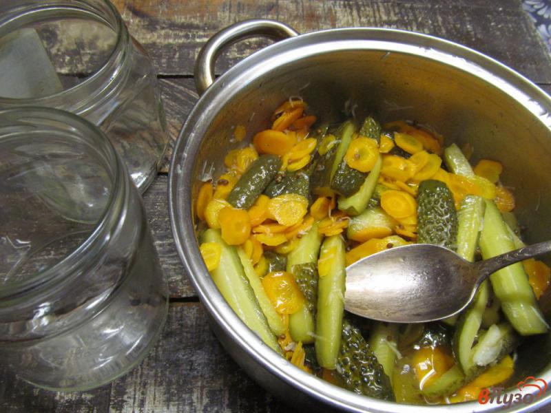 Фото приготовление рецепта: Салат из огурца с морковью на зиму шаг №5