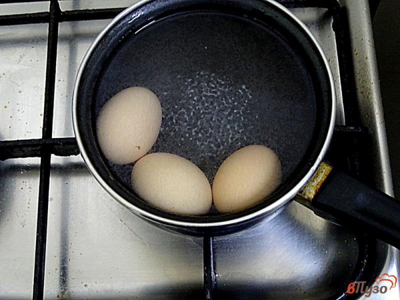 Фото приготовление рецепта: Яйца фаршированные *Боровички* шаг №2