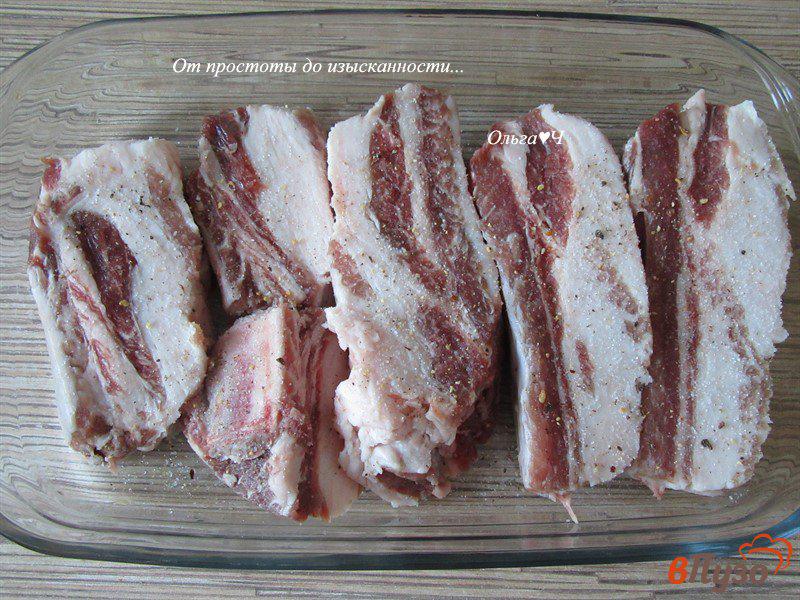Фото приготовление рецепта: Свиные ребра, запеченные в белом соусе шаг №2