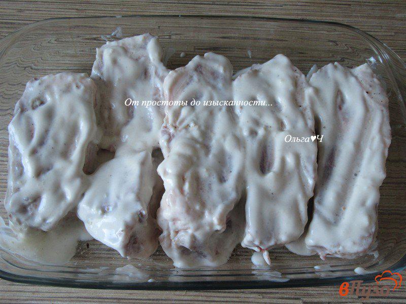 Фото приготовление рецепта: Свиные ребра, запеченные в белом соусе шаг №3
