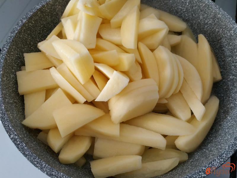 Фото приготовление рецепта: Картофель жареный с беконом и оливками шаг №1