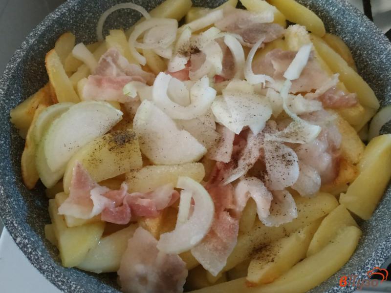 Фото приготовление рецепта: Картофель жареный с беконом и оливками шаг №4