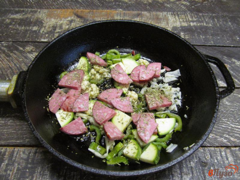 Фото приготовление рецепта: Паста с колбасой и овощами шаг №4