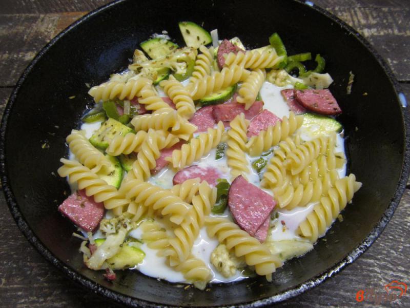 Фото приготовление рецепта: Паста с колбасой и овощами шаг №6
