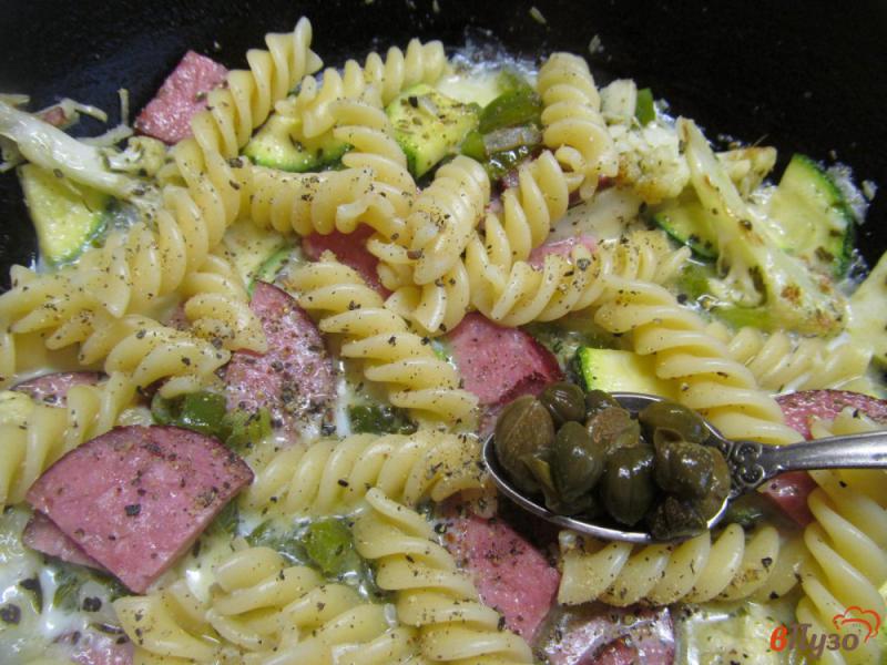 Фото приготовление рецепта: Паста с колбасой и овощами шаг №7