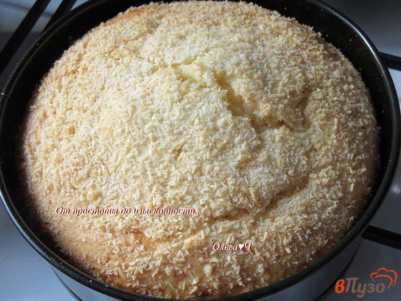 Фото приготовление рецепта: Йогуртовый кекс с кокосовой стружкой шаг №4