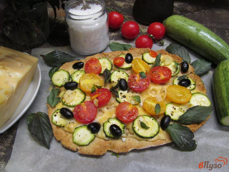 Фото приготовление рецепта: Пицца с кабачком и томатом черри шаг №8