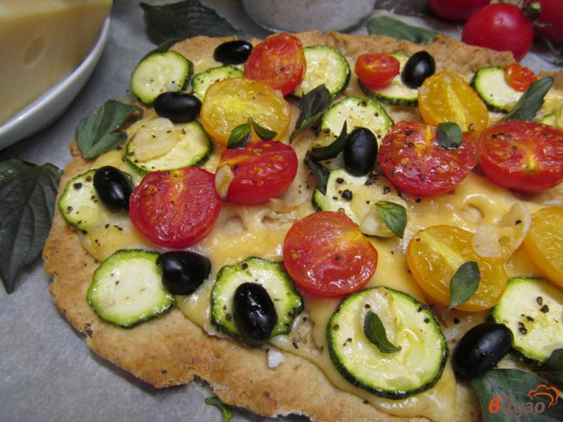 Фото приготовление рецепта: Пицца с кабачком и томатом черри шаг №9