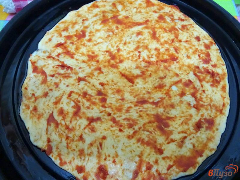 Фото приготовление рецепта: Пицца из замороженного теста шаг №3