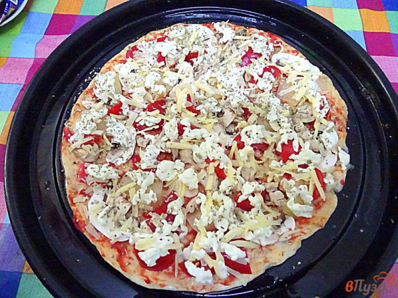 Фото приготовление рецепта: Пицца из замороженного теста шаг №5