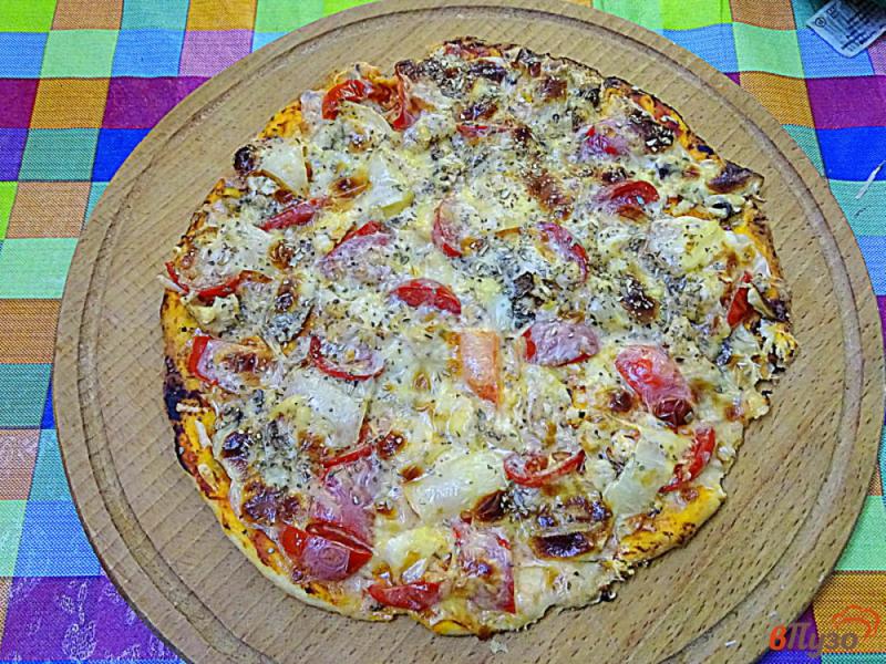 Фото приготовление рецепта: Пицца из замороженного теста шаг №7