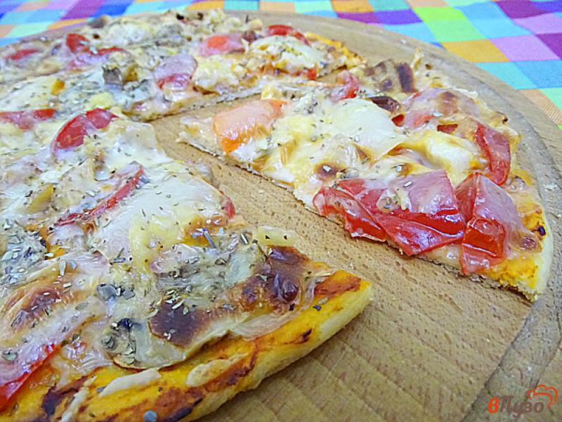 Фото приготовление рецепта: Пицца из замороженного теста шаг №8