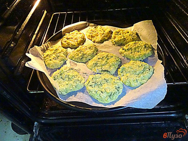 Фото приготовление рецепта: Капустные оладьи с сыром в духовке шаг №5