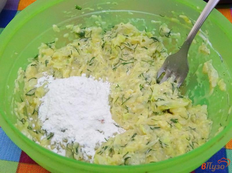 Фото приготовление рецепта: Капустные оладьи с сыром в духовке шаг №4