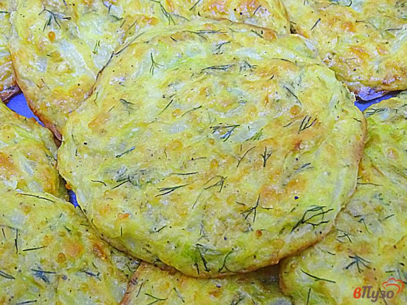 Фото приготовление рецепта: Капустные оладьи с сыром в духовке шаг №6