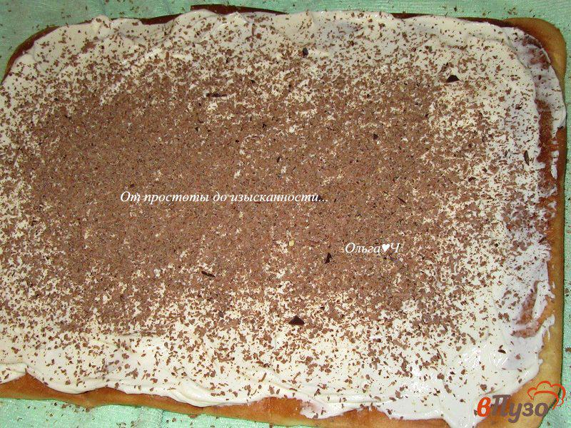 Фото приготовление рецепта: Бисквитный рулет с цедрой мандарина и темным шоколадом шаг №8