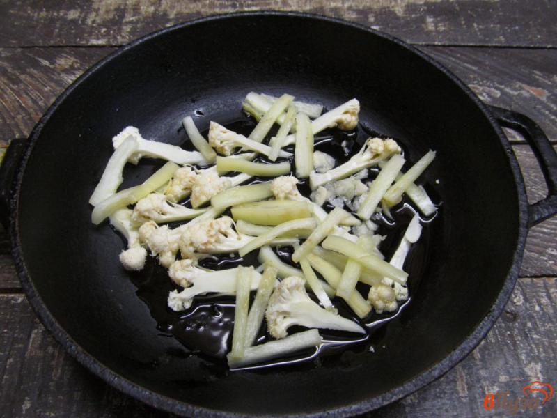 Фото приготовление рецепта: Омлет с цветной капустой кукурузой и кабачком шаг №1