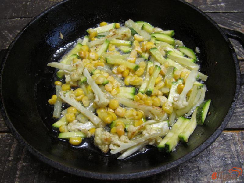 Фото приготовление рецепта: Омлет с цветной капустой кукурузой и кабачком шаг №3
