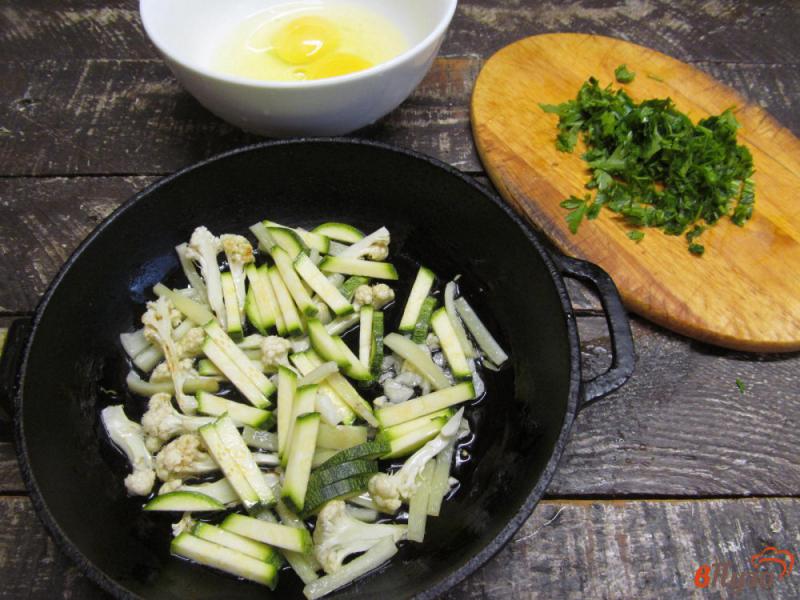 Фото приготовление рецепта: Омлет с цветной капустой кукурузой и кабачком шаг №2