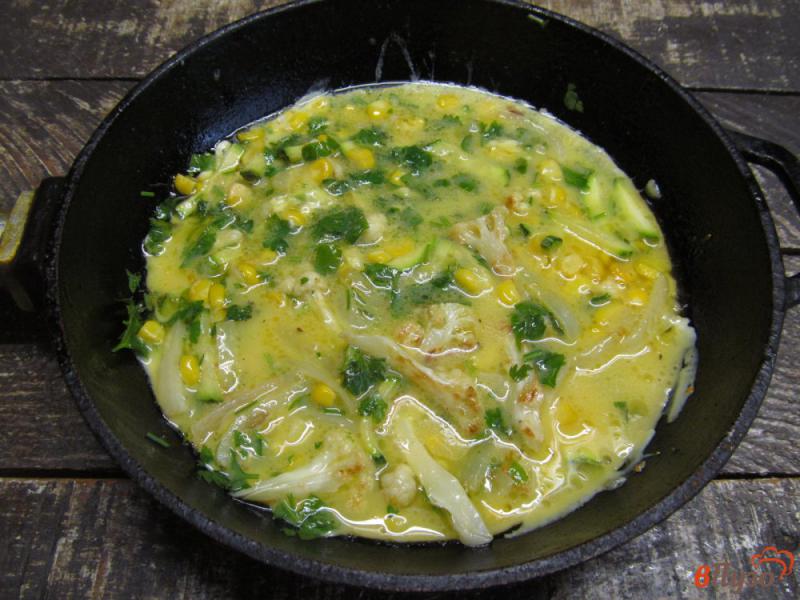 Фото приготовление рецепта: Омлет с цветной капустой кукурузой и кабачком шаг №7