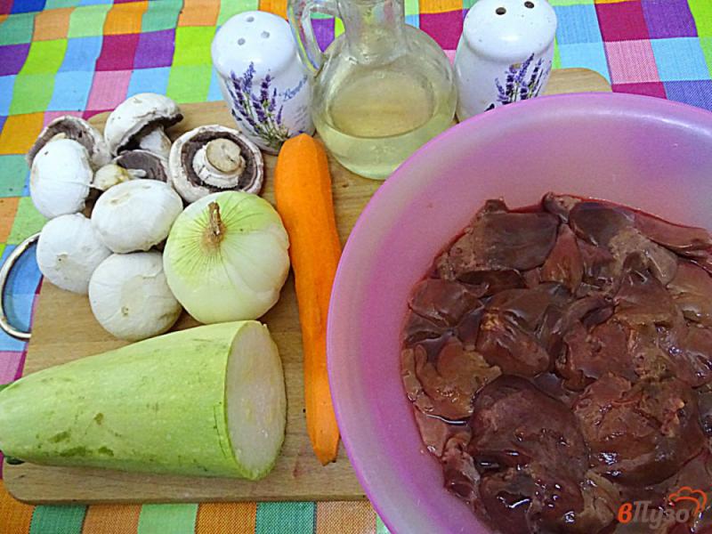 Фото приготовление рецепта: Печень с овощами и грибами шаг №1
