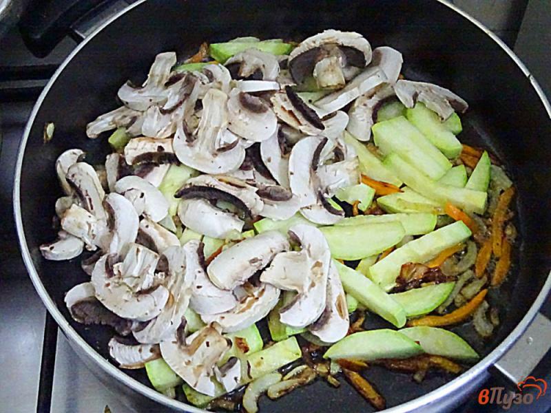 Фото приготовление рецепта: Печень с овощами и грибами шаг №8
