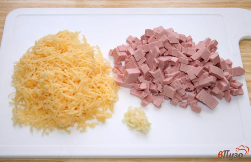 Фото приготовление рецепта: Драники с колбасой и сыром шаг №2