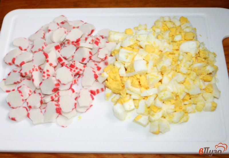 Фото приготовление рецепта: Фруктово-овощной салат с крабовыми палочками в банке шаг №1