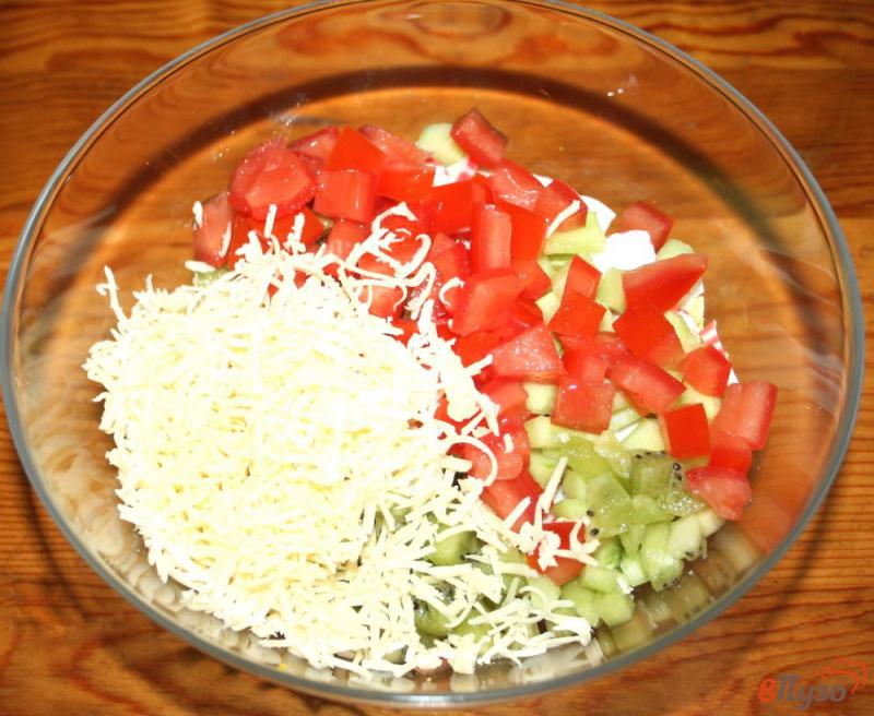 Фото приготовление рецепта: Фруктово-овощной салат с крабовыми палочками в банке шаг №6