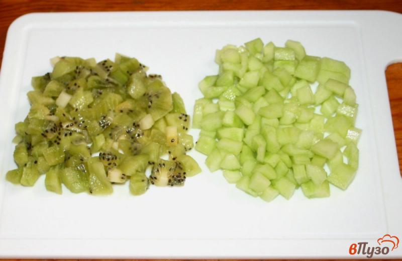 Фото приготовление рецепта: Фруктово-овощной салат с крабовыми палочками в банке шаг №3
