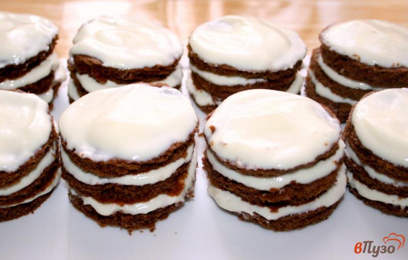 Фото приготовление рецепта: Шоколадные пирожные «Медовики» шаг №10