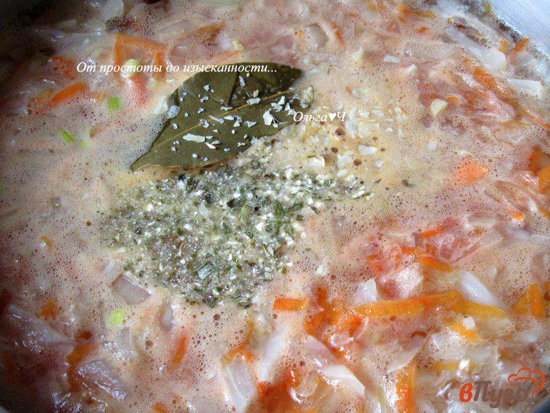 Фото приготовление рецепта: Щи с квашеной капустой и фасолью шаг №4