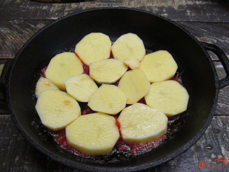 Фото приготовление рецепта: Картофель тушеный с фаршированным перцем шаг №3